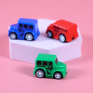 Set de mini voitures à friction en rouge, bleu et vert pour le jeu créatif des enfants
