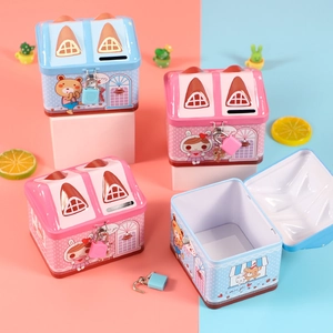 Salvadanaio in banda stagnata a forma di casa con lucchetto e chiavi in rosa e blu