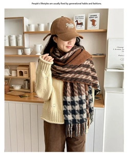 Gros plan sur l'écharpe à franges pied-de-poule marron avec casquette et pull en maille