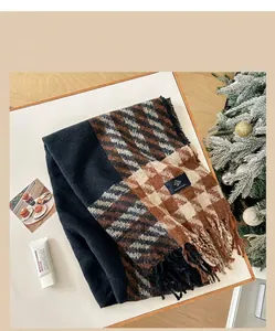Détail d'une écharpe en pied-de-poule avec franges et étiquette en décor d'hiver