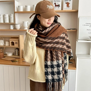 Écharpe à carreaux pied-de-poule avec pompons pour une chaleur hivernale chic