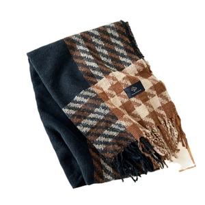Écharpe à motif pied-de-poule marron et noir avec franges et étiquette sur fond blanc pur