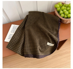 Détail de l'écharpe pied-de-poule vintage avec bords violets et texture chaude en cachemire
