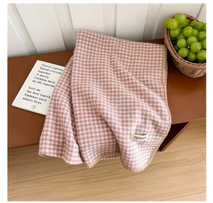 Détail de l'écharpe pied-de-poule rose avec bordures renforcées et étiquette tissée