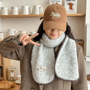 Écharpe rétro en laine grise avec bordure marron et écusson décoratif en scène d'hiver