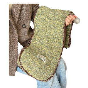 Écharpe en tricot de laine jaune-vert avec bords surjetés marron et écusson décoratif