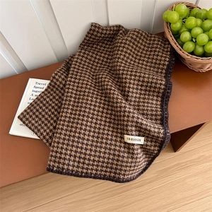 Écharpe d'hiver classique à motif pied-de-poule marron et noir avec étiquette tissée