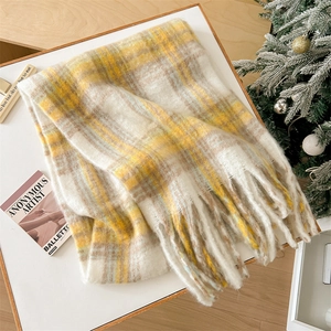 Gros plan sur l'écharpe en mohair à carreaux jaunes avec franges et texture douce