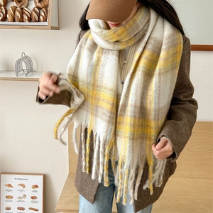 Écharpe épaisse à carreaux jaunes en mohair pour femme avec franges douces et texture d'hiver