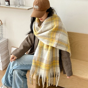 Écharpe épaisse en mohair à carreaux jaunes et blancs avec pompons pour l'hiver chic