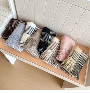 Collection de huit écharpes pashmina douces avec motifs à carreaux et bords à franges