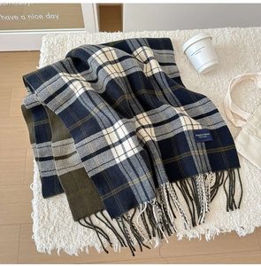 Sciarpa classica a quadri double-face con frange blu e beige su morbido tessuto sherpa