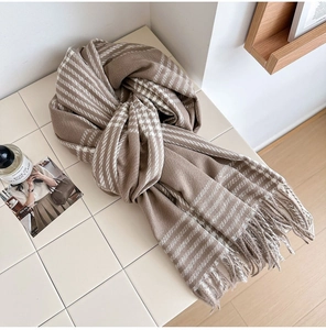 Détail de l'écharpe marron et beige avec franges et motif pied-de-poule classique