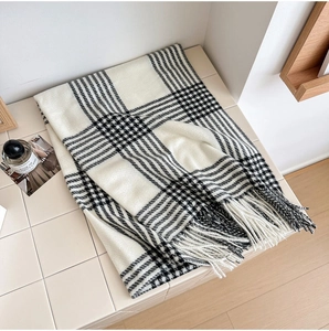 Vue détaillée de l'écharpe à carreaux noirs et blancs avec tissu épais et franges