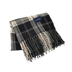 Elegante sciarpa classica a scacchi double-face con frange in nero grigio e beige