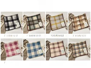 Dettaglio di sciarpe a quadri vintage in otto colori con morbida trama in finto cashmere