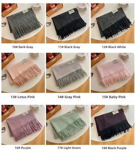 Collage de neuf écharpes toucher cachemire avec franges en diverses couleurs pastel