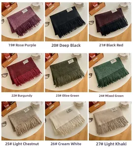 Détail d'écharpes à franges en 9 couleurs avec étiquette Acon et texture douce cachemire