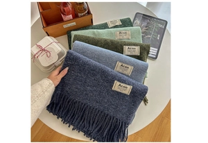 Détail d'écharpes en tricot colorées avec franges et étiquettes en tissu de qualité