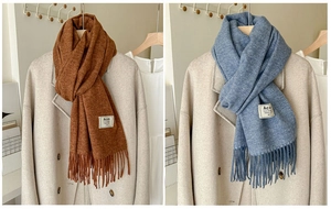 Détail des franges et de la maille douce sur les écharpes coloris caramel et bleu denim