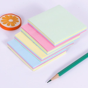 Set di post-it quadrati macaron in verde pastello rosa giallo e blu dal design impilato