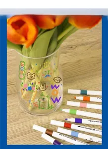 Marqueurs acryliques colorés pour dessins DIY sur un vase en verre transparent