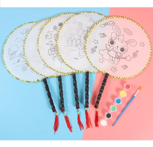 Kit d'éventails à colorier pour enfants avec peintures et pinceaux sur fond bicolore