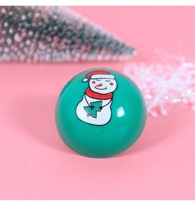 Nahaufnahme eines grünen Rückziehautos mit Schneemann-Motiv als Weihnachtsgeschenk