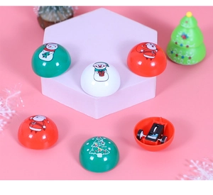 Detail von Weihnachts-Trägheitsspielzeugautos mit Weihnachtsmann-Mustern auf Displays