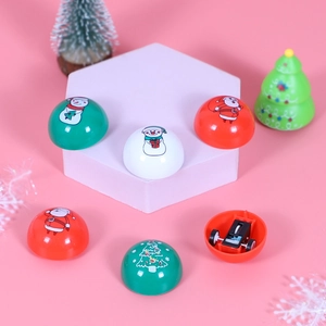Weihnachts-Rückziehspielzeugautos mit Weihnachtsmann und Schneemann auf Display