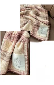 Dettaglio sciarpa a quadri rosa e beige con cuciture rifinite ed etichetta 2024