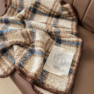 Sciarpa a quadri in finta lana d'agnello marrone e crema con trama bouclé e logo H