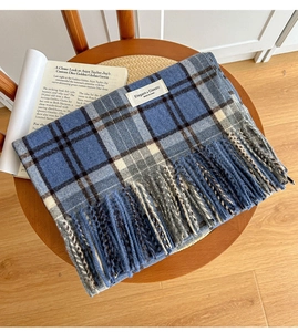 Détail de l'écharpe à carreaux bleu et noir avec étiquette et franges douces