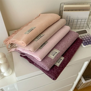 Cinq écharpes douces au toucher cachemire pliées en tons rose et violet avec franges