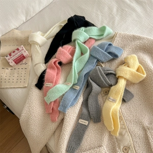 Sciarpe colorate in maglia stretta con morbida trama peluche ed etichetta in tessuto misto