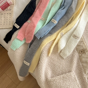 Set di sciarpe colorate in peluche con etichetta vegetable su fondo in pile caldo