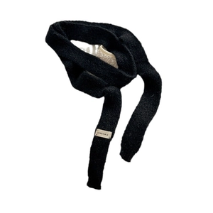 Elegante sciarpa a maglia nera con etichetta VEGETABLE per donna in morbido peluche