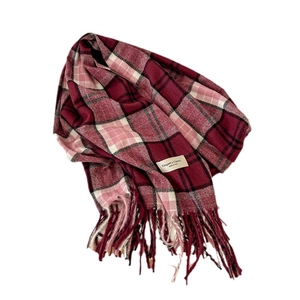 Écharpe en maille à carreaux bordeaux et rose avec pompons doux et style élégant