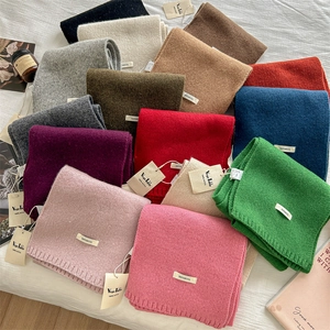 Morbide sciarpe in 100% lana australiana in vari colori con bordi a coste ed etichetta