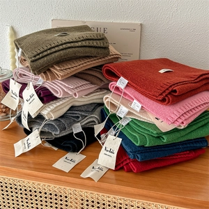 Morbide sciarpe in maglia 100% lana australiana in vari colori su base in legno
