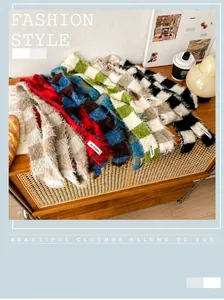 Détail d'écharpes en peluche à damier de couleurs variées en fausse fourrure douce