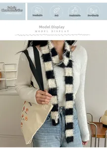 Détail d'une écharpe en peluche à damier noir et blanc avec une texture très douce