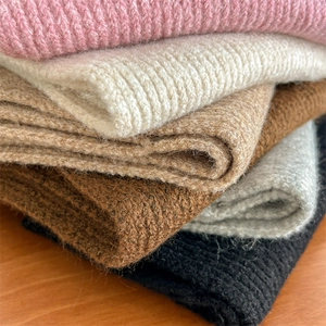 Collezione di sciarpe in maglia tinta unita in sei colori con morbida trama a coste