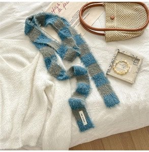 Détail de l'écharpe en peluche à rayures bleues et grises avec étiquette KN STUDIO