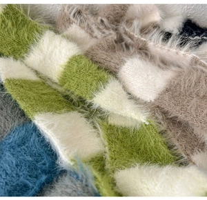 Vue macro d'une écharpe en faux mohair à carreaux avec texture pelucheuse et douce