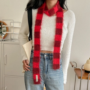 Écharpe chic à carreaux rouges en fausse fourrure, style long et étroit pour l'hiver