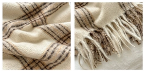 Detail van geruite sjaal met beige en bruine gebreide stof en afgewerkt met franjes