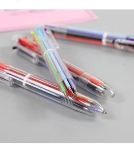 Macro-opname van meerkleurige balpenpunten en transparante huls voor schoolgebruik