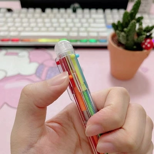 Transparante 6-kleuren intrekbare balpen met veelkleurige schuifregelaars in de hand