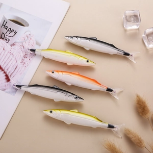 Realistische Kugelschreiber in Fischform in Schwarz Gelb und Orange mit Fischschwanzkappe